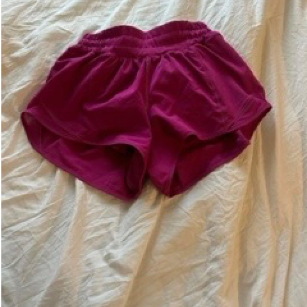 lululemon lowrise 2.5 in hotty hot shorts
